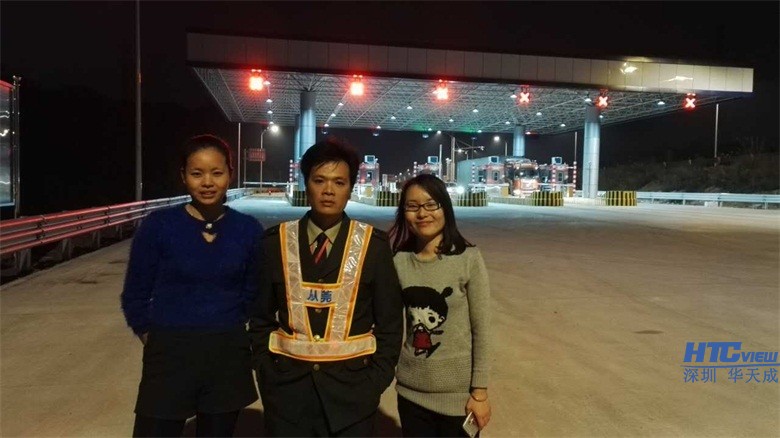 Vsport两大美女学习之余不忘与收费站班长交流合影 Vsport两大美女学习之余不忘与收费站班长交流合影